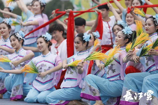 9月21日,咸寧市咸安區(qū)高橋蘿卜小鎮(zhèn)百畝草地上舉行了“慶豐收·迎小康”第三屆中國農(nóng)民豐收節(jié)湖北分會(huì)場咸寧主會(huì)場慶祝活動(dòng),全市各界農(nóng)民代表相聚白水畈的美麗田野,分享豐收的喜悅,慶祝屬于自己的節(jié)日。 開幕式上舉行了精彩的文藝演出,演出在舞蹈《慶豐收》中拉開序幕,歌舞《錦繡小康》呈現(xiàn)出咸寧各地欣欣向榮、脫貧致富奔小康的幸福場景。網(wǎng)紅歌曲《你莫走》、舞蹈《慶豐收》、歌舞《一起幸?!?,一個(gè)個(gè)精彩的節(jié)目輪番上演,博得現(xiàn)場觀眾陣陣掌聲。 開幕活動(dòng)現(xiàn)場還舉行了頒獎(jiǎng)儀式,第二屆“美麗中國、鄉(xiāng)村振興”全國農(nóng)民詩歌邀請賽獲獎(jiǎng)組織和個(gè)人,全市農(nóng)村人居環(huán)境整治示范村,省級農(nóng)業(yè)產(chǎn)業(yè)化工作先進(jìn)集體和先進(jìn)個(gè)人上臺(tái)領(lǐng)獎(jiǎng)。現(xiàn)場還舉行了鄂南民俗展演、農(nóng)民趣味運(yùn)動(dòng)會(huì)、扶貧農(nóng)產(chǎn)品以及咸寧特色農(nóng)產(chǎn)品展銷等豐富多彩的活動(dòng)?;鸨娜藲?,讓在場的展銷商賺得是盆滿缽滿。 咸寧市咸安區(qū)鑫達(dá)種養(yǎng)專業(yè)合作社理事長萬永輝:今年家里的香菇都豐收了,一上午我就賣出了一萬多元,我們合作社采取的是“合作社+農(nóng)戶”的模式,也帶領(lǐng)了20多戶貧困戶脫貧了。 咸寧市致遠(yuǎn)種植專業(yè)合作社理事長 吳海兵:我們今年是真真正正地豐收了,我們生姜的價(jià)格足足翻了三倍,跟著我們一起的貧困戶也平均增收了3000元左右。 而這一系列的活動(dòng),都是在蘿卜小鎮(zhèn)的草地上進(jìn)行的,草地作舞臺(tái)、草地搞展示、草地上比賽等等,這數(shù)百畝草地,此時(shí)此刻成為了咸寧農(nóng)民們慶祝豐收的歡樂場。 咸寧市咸安區(qū)高橋鎮(zhèn)黨委書記王順榮:今年的湖北分會(huì)場在我們高橋蘿卜小鎮(zhèn)舉辦,我感到很榮幸,我們從一顆蘿卜做起,以白水畈蘿卜為核心品牌,打造白水畈"我家菜園"蔬菜基地及旅游觀光體驗(yàn)中心,發(fā)展綠色農(nóng)業(yè)、生態(tài)旅游,增加產(chǎn)業(yè)開發(fā)的綜合效益,創(chuàng)建蘿卜特色小鎮(zhèn),走出了一條農(nóng)業(yè)、旅游相結(jié)合的新路,推動(dòng)高橋鎮(zhèn)一二三產(chǎn)業(yè)融合發(fā)展。 鄉(xiāng)親們說,這在以前是想都不敢想的,高橋鎮(zhèn)蝸居山里,太偏遠(yuǎn)又沒有資源優(yōu)勢,想發(fā)展太難。而現(xiàn)在這一切的悄然改變,得益于2017年10月13日,咸安區(qū)政府與鄂旅投公司正式簽署的《131軍旅小鎮(zhèn)+白水畈田園綜合體旅游開發(fā)投資合作協(xié)議》,鄂旅投公司將投資30億元,在高橋鎮(zhèn)打造131軍旅小鎮(zhèn)和白水畈田園綜合體旅游開發(fā)項(xiàng)目。項(xiàng)目共分為131軍旅小鎮(zhèn)、白水畈美麗鄉(xiāng)村、特色農(nóng)業(yè)示范、旅游綜合體四大板塊,打造旅游綜合服務(wù)區(qū)、澄水洞軍事展示區(qū)、青少年國防教育基地、鐵血軍事樂園區(qū)、戰(zhàn)狼訓(xùn)練基地、美麗村灣民俗區(qū)、四季瓜果示范區(qū)、農(nóng)耕文化展示區(qū)、特色商業(yè)街區(qū)和康養(yǎng)度假區(qū)十大功能區(qū)。 咸寧市咸安區(qū)高橋鎮(zhèn)黨委書記王順榮:我們引進(jìn)鄂旅投,打造蘿卜小鎮(zhèn),目前建設(shè)有蘿卜小鎮(zhèn)科普館、蘿卜鄉(xiāng)學(xué)院、蘿卜酒店等休閑旅游項(xiàng)目,十一馬上到了,也歡迎廣大游客前來游玩。 今年是決勝全面建成小康社會(huì)、決戰(zhàn)脫貧攻堅(jiān)之年。咸寧市本著"儉樸、祥和、歡樂,農(nóng)民參與,農(nóng)民唱主角"的辦節(jié)思路,而此屆中國農(nóng)民豐收節(jié)辦節(jié)費(fèi)用也是倍減。 農(nóng)為邦本,本固邦寧。今年,面對重大疫情和特大洪澇災(zāi)害,咸寧市扎實(shí)做好“六穩(wěn)”工作、落實(shí)“六?!比蝿?wù),克服重重困難,推動(dòng)農(nóng)業(yè)實(shí)現(xiàn)持續(xù)平穩(wěn)發(fā)展,形成了茶葉、油茶、中藥材等12個(gè)特色農(nóng)業(yè)主導(dǎo)產(chǎn)業(yè),“全國一村一品示范村鎮(zhèn)”發(fā)展到14家,國家級、省級農(nóng)業(yè)產(chǎn)業(yè)化龍頭企業(yè)達(dá)到55家。尤其是糧食產(chǎn)量預(yù)計(jì)達(dá)118萬噸、蔬菜產(chǎn)量預(yù)計(jì)達(dá)260萬噸,生豬預(yù)計(jì)出欄183.52萬頭,農(nóng)業(yè)生產(chǎn)再獲豐收,糧食安全有效保障,讓農(nóng)民的腰包更鼓、家園更美、生活更甜,為加快實(shí)施鄉(xiāng)村振興戰(zhàn)略、推動(dòng)咸寧高質(zhì)量發(fā)展提供堅(jiān)實(shí)保障。